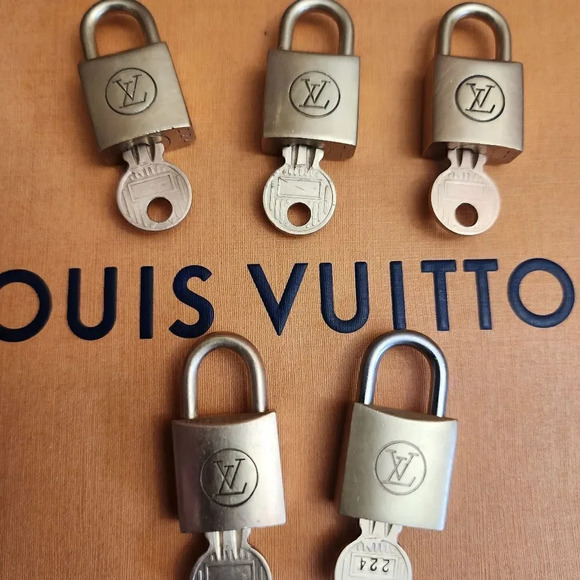 Authentic LOUIS VUITTON vintage  lock and key - Picture 2 of 3